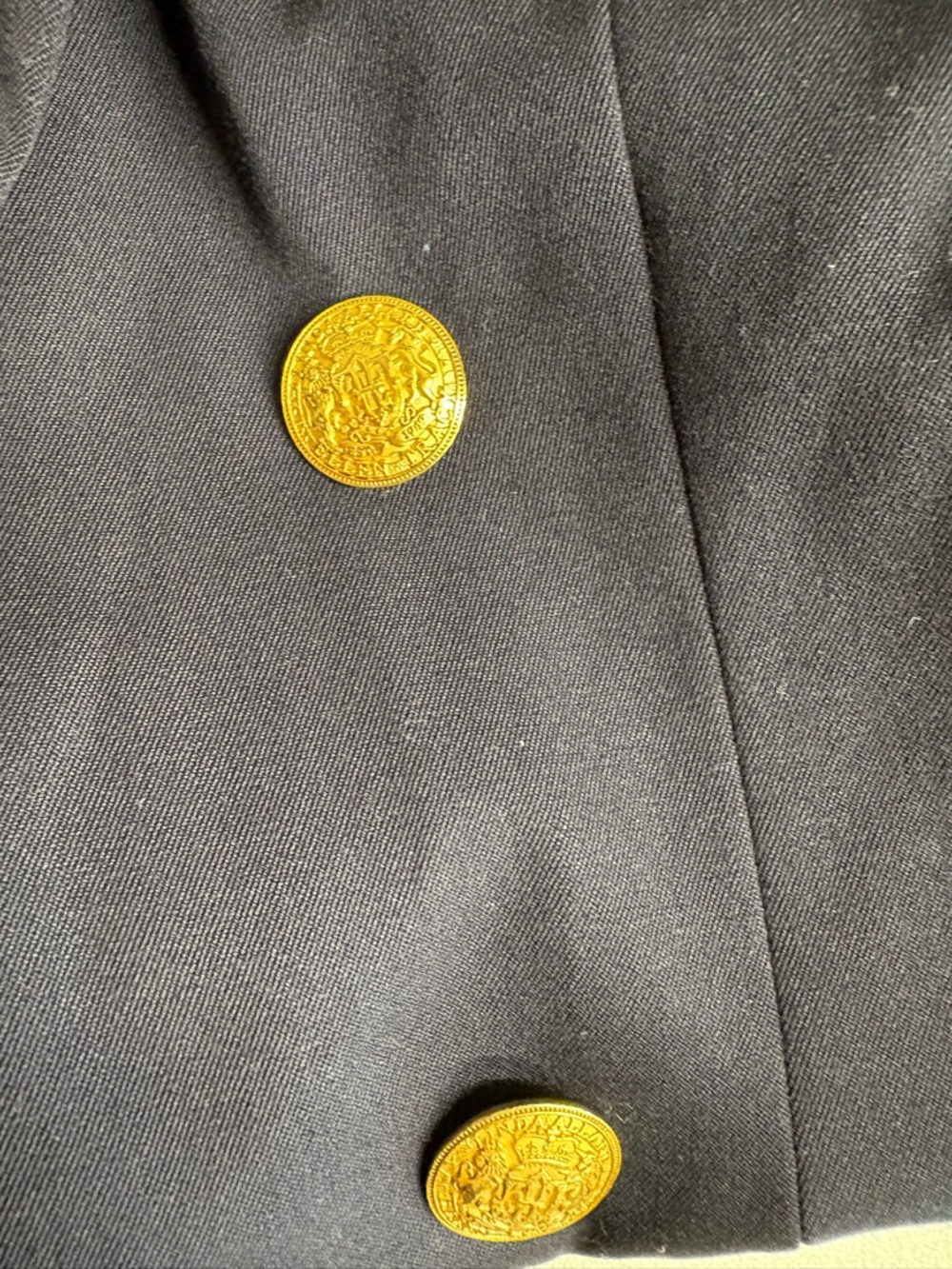 Ellen Tracy Navy Blazer with Gold Crest. 80s VINTAGE w/ 2 extra buttons - Picture 9 of 13